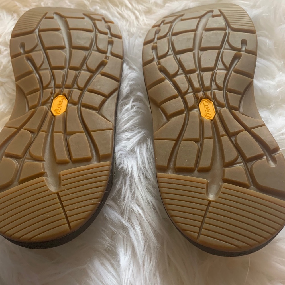 Shoes - Picture 5 of 6